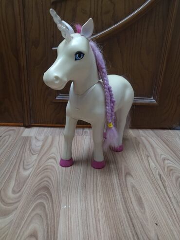 Manejlər: Oyunçuçar üçün böyük ölçülü unicorn fiquru buynuzunda işıq yanır həm