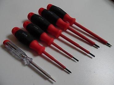 Setovi ručnog alata: Set izolovanih odvijača + fazni ispitivač Sadrži: - Ravni: 3 x 75 mm — 8