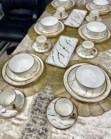 ретро сервант: Столовый сервиз из фарфора с мраморным рисунком и золотистым кантом