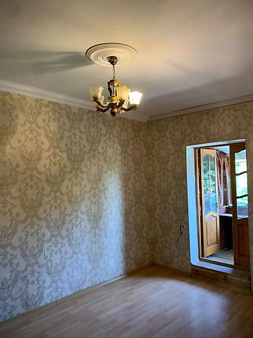 sedmoyda kiraye bina evleri: Təcili satılır.Sahil qəsəbəsi,Emin Quliyev küçəsində 3 otaqlı, hamam — 1