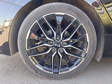 Шины и диски: Оригинальные легкосплавные диски KIA R19 с шинами. Характеристики: - — 1