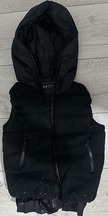 Верхняя одежда: 1 куртка на 2 года-500 сом 2 комбинезон на 6 месяцев-500 сом 3 — 4