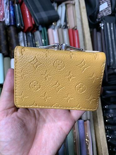 vuitton: Компактный женский кошелёк с тиснением под монограмму и металлической — 1