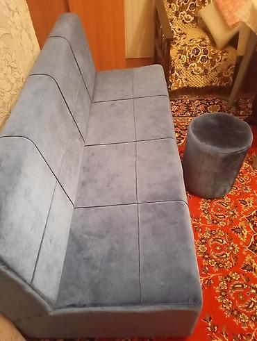 Divanlar: Mavi rəngli, minimal dizaynlı yumşaq divan. - Material: zərif, məxmər — 4