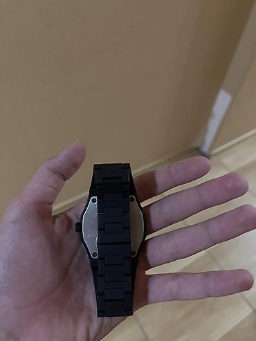 telefon saat: Tam qara dizayna malik uniseks qol saatı - Korpus: mat qara, dairəvi — 4