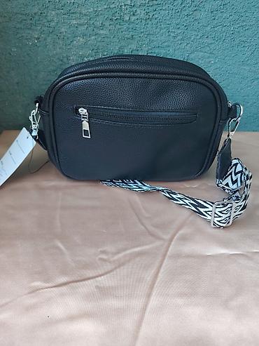 pandora narukvice srce: Crna ženska crossbody torba sa širokim printanim kaišem - Materijal — 2