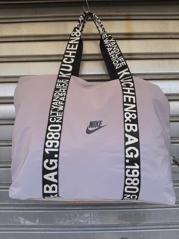 dzemper cena: Nike torbe. 
Cena 3000 dinara. 
Dimenzije su 43x42cm