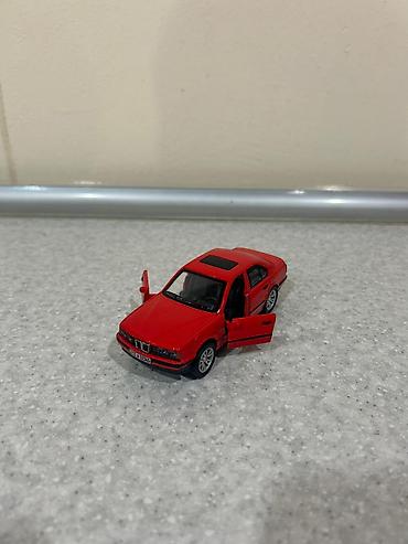 Avtomobil modelləri: Ağ rəngli mini model avtomobil – SUV tipli, realistik detallarla. - — 9