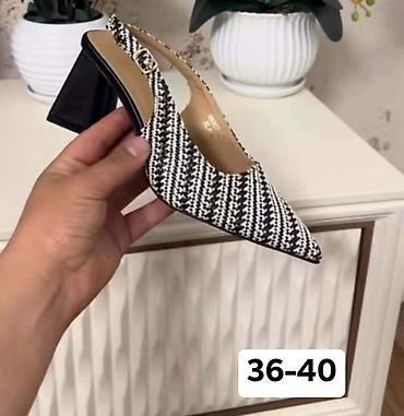 97 triple white: Elegantne ženske slingback cipele sa blok petom. - Dizajn: crno-beli — 1