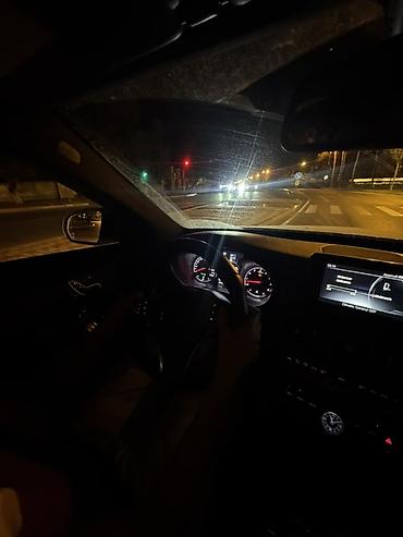 c klass mersedes: Ağ rəngli Mercedes-Benz C-Class sedan. Avtomobilin ön hissəsində iri — 2