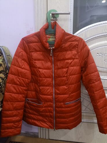 весенняя куртка размер м: Фирменная весенняя курткакуплена в Москве . Куртка лёгкая и теплая