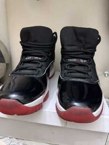 футбольный бутс: Кроссовки баскетбольные Air Jordan 11 “Bred” - Оригинальная