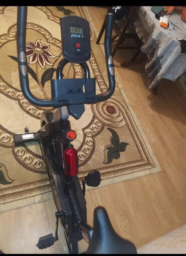 Velotrenajorlar: Qara rəngdə olan bu stasionar velosiped, evdə idman etmək üçün əla