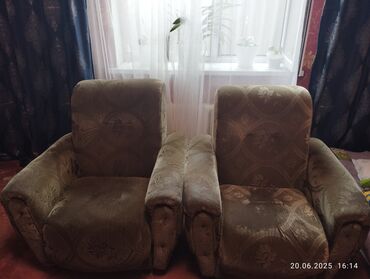 мягкая мебель для зала: Продаю старый диван и два кресла за 4000 сом в районе Малиновая перес