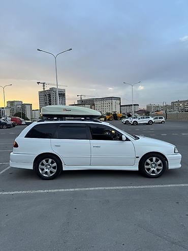 Автобоксы: Универсал белого цвета с установленным багажным боксом на крыше — 4