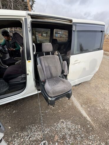 Toyota: Toyota Voxy: 2003 г., 2 л, Автомат, Бензин, Минивэн — 9