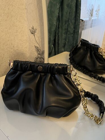 Çantalar: Çoxu yenidir digərləri də az istifadə olunub. Hər biri 5 azn. Çox — 10