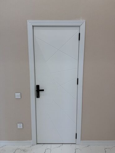 qapilar ucuz: Ağ rəngli modern interyer qapısı - Dizayn: Asimmetrik, geometrik