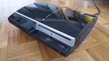 купить прошитую ps3: Qara rəngdə və parlaq səthə malikdir. Konsolun ortasında disk yuvası