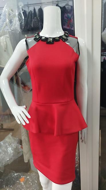 mango canta: Qırmızı qadın paltarı – peplum dizaynlı, dizüstü uzunluqda. - Model — 1
