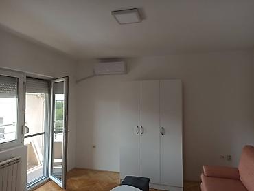 By the day: Izdaje se jednoiposoba namešten stan u Dekancu,na duži vremenski — 6