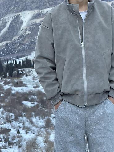 Бомберы: Мужская куртка-бомбер, серо-грязевый оттенок. - Материал: гладкий — 10