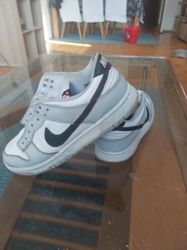 muala kosulja: Nike air dunk low GS shoes white pure platinum opis:nesene su nisu