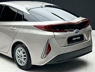 corolla 2022: Toyota Prius: 2017 г., Гибрид, Лифтбек — 5