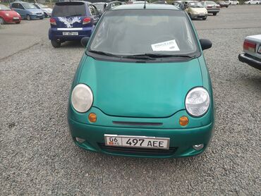 домик на колесо: Зеленый хэтчбек Daewoo Matiz, компактный городской автомобиль