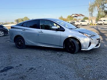голы 3 купе: Toyota Prius: 2017 г., 1.8 л, Вариатор, Гибрид, Хэтчбэк — 5