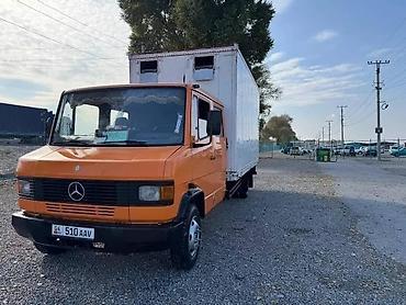 полик 5 д: Грузовой фургон Mercedes-Benz с удлинённым закрытым кузовом — 1