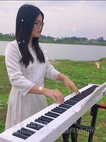 Hədiyyə üçün ideal bir seçimdir Təzə Qutuda Piano kursuna
