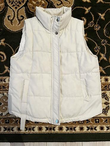 Утепленные жилеты: Набор женской одежды. 1) Утеплённый белый жилет: - Стёганая модель с — 1
