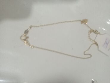 Bijuteriya dəstləri: Zərgərlik dəsti – qızılı rəng aksesuarlar Tərkib: - Boyunbağı 1: incə — 7