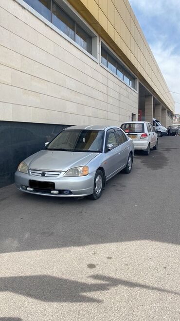 авто рынак бишкек: Серебристый седан Honda Civic, припаркованный у здания, имеет