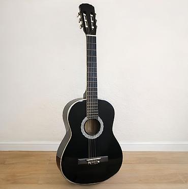 Музыкальные инструменты: Qara klassik gitara – 4/4 ölçü çantası ilə birlikdə. Az işlənmiş — 1