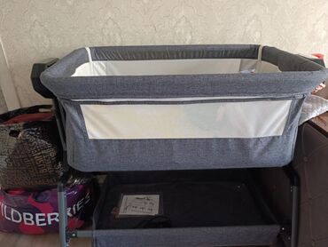 детский стол для рисования: Детская приставная кроватка, С колесиками, цвет - Серый