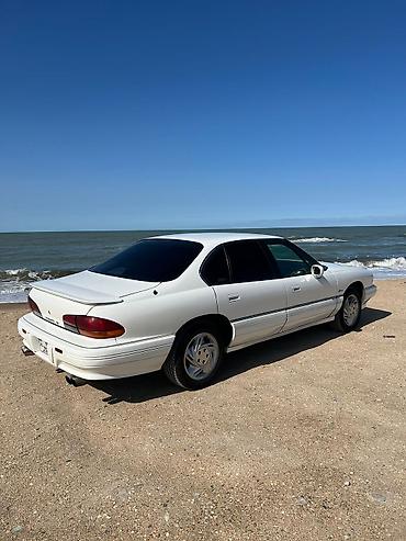 qabaq şüşə: Pontiac Bonneville sedan – ağ rəng, tam ölçülü Amerikan sedanı. salam — 5
