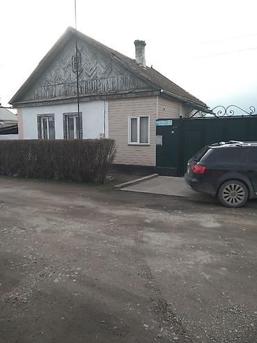 Продажа коттеджей и домов: Продаётся дом центр район площади, саманный, участок 4.8 соток, три — 7