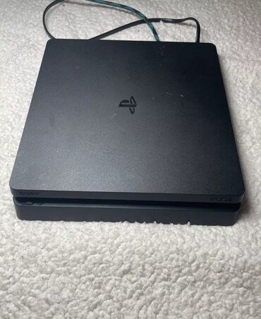 PS4 (Sony Playstation 4): Play station 4 slim 1TB yaddas versiya 12 1 pultlu blomu uzerindedir