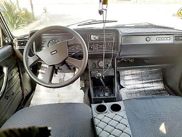 2107 qapı: VAZ 2107, ağ rəng, 4 qapı sedan. Texniki xüsusiyyətlər: - Benzin — 5