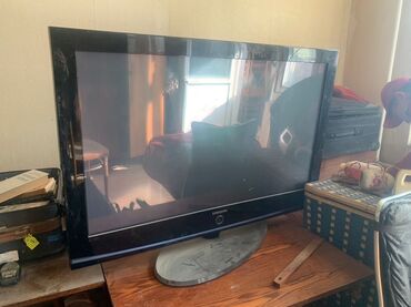 телевизор и тумбочка: Телевизор Samsung с плоским экраном на широкой стойке-подставке