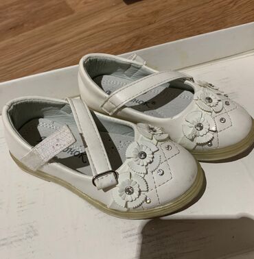 обувь белая: Туфли (светящийся) на 2-3 года 500 сом размер 23-24