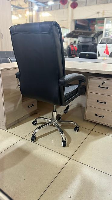 Офисные кресла: Офисное кресло с мягкой сидушкой и спинкой обеспечивает комфорт во — 3