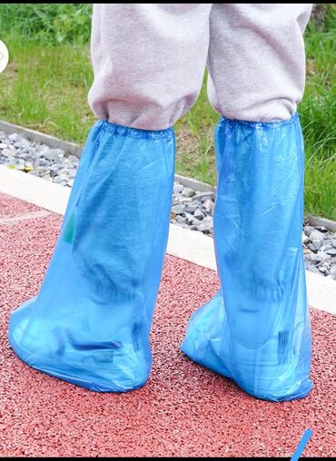 обувь спортивная: Одноразовые бахилы до колен. помогает когда льет дождь,а идти по