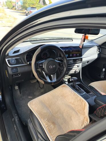 машина кейж: Седан Kia K5 - это современный автомобиль с элегантным черным цветом