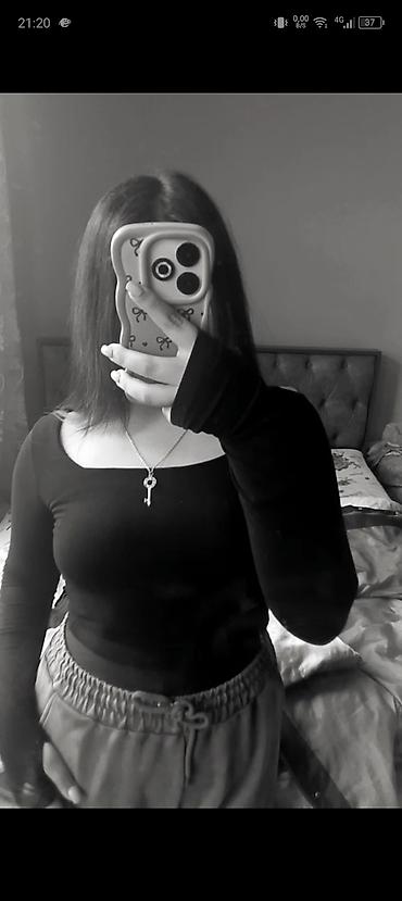 linza rengleri: Qadınlar üçün qara uzunqoll crop top - Model: açıq arxa hissəli — 2