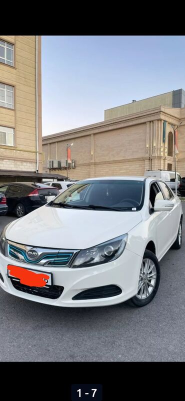 byd e5 2019 характеристики: BYD : 2019 г., 2.5 л, Робот, Электромобиль, Седан