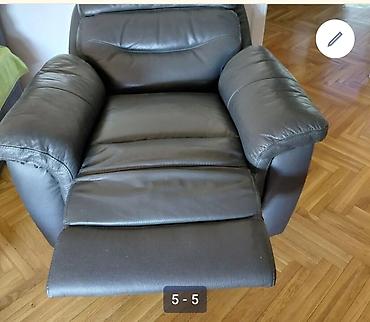 fioke za ormar: Kožna fotelja sa mehanizmom za ležanje (recliner) U odličnom stanju. - — 2