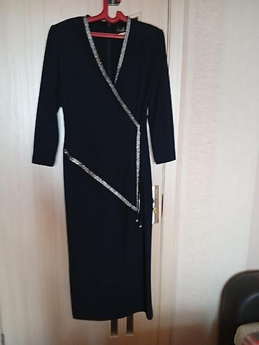 Tünd göy əngli klassik ziyafət paltarı - Model: Wrap (kəsişən) üslub